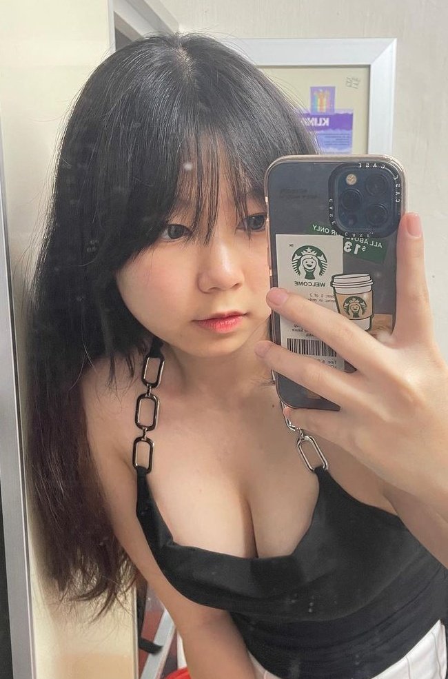Gosh5735's tweet photo. 「 巨乳系列」
娇小玲珑童颜巨乳的小骚货 https://t.co/RgDwjcObNg