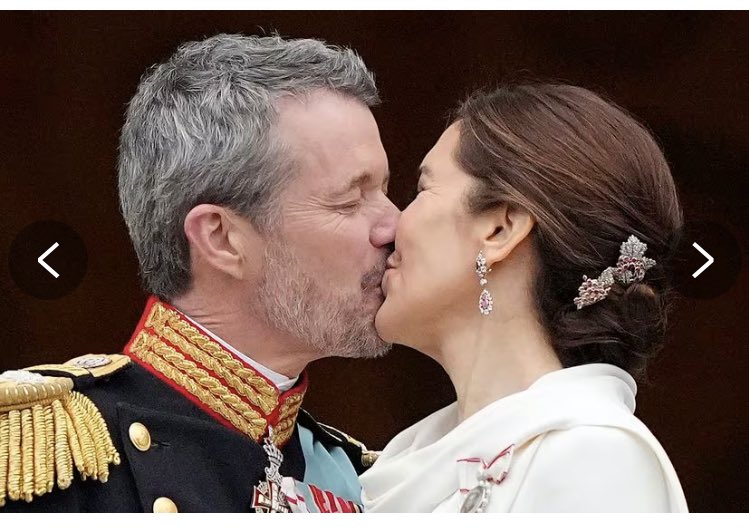 Detrás de una coronación siempre hay una muerte o un escándalo. O ambas cosas. 

Delante siempre hay un beso en un balcón.