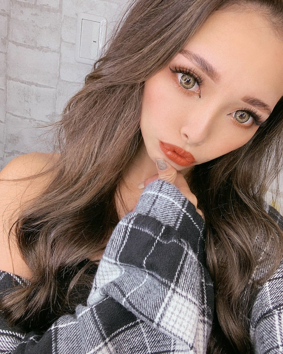 saoriii127's tweet photo. 昔の写真見てたら
今の私ギャルじゃないって思った👸🏼
やっぱり若さがないのがデカい。笑

カラコンも、アイメイクも髪色も。

私の中ではかなりナチュラルになったと
思うけど人から見たら変わらんだろうね〜
ってことでおやすみなさい🤍笑 https://t.co/8tZRVCniJg