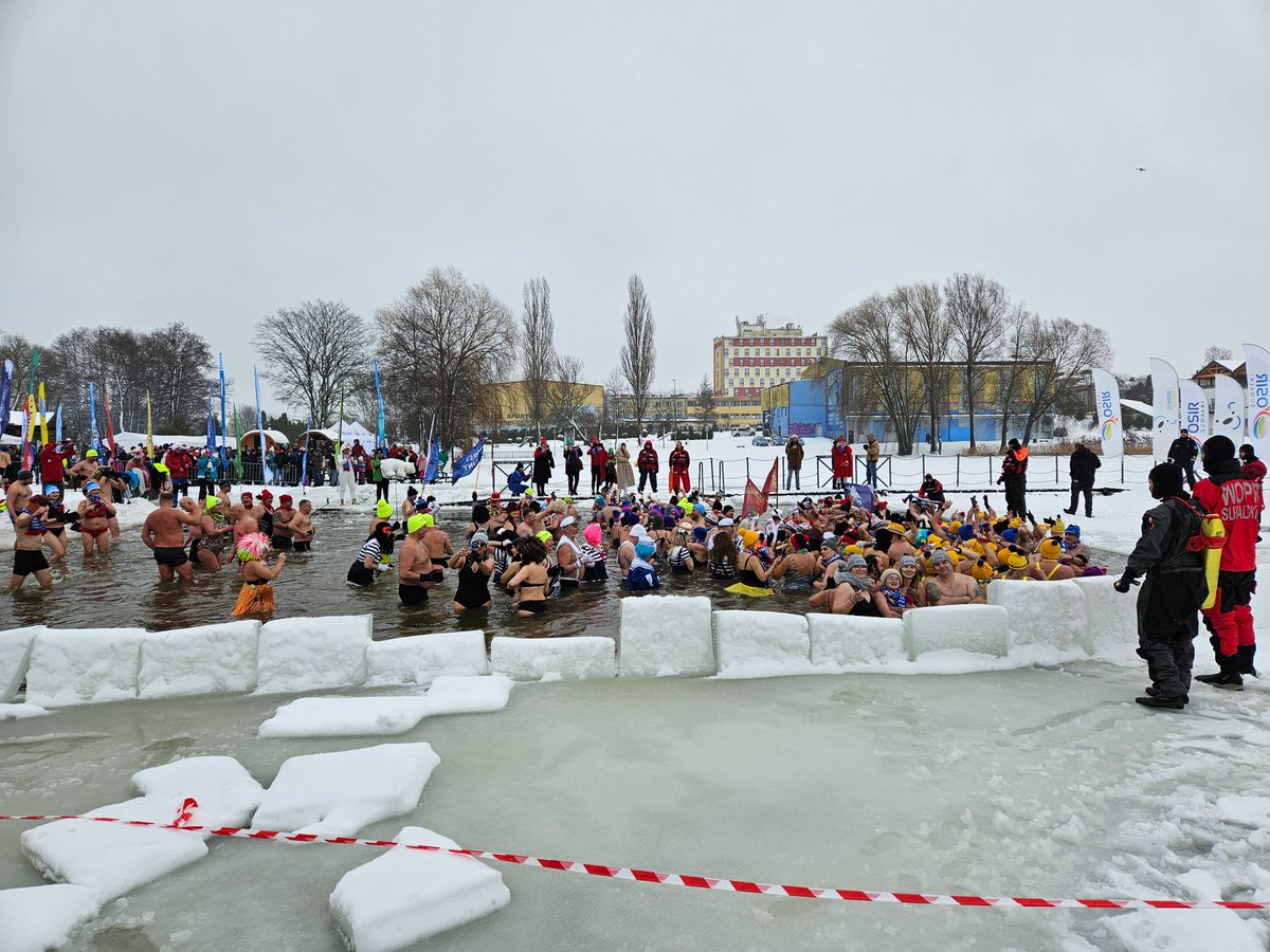 crenkiewicz's tweet photo. II Ogólnopolski Zlot Morsów na polskim biegunie zimna czyli w Suwalkach. Serdecznie pozdrawiamy i zapraszamy do kąpieli. https://t.co/4svNgm9YSI