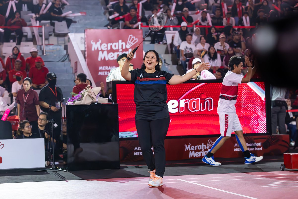 puanmaharani_ri's tweet photo. Yakkk pertarungan sengit melawan @KrisDayantiRL dan @hendrarprihadi sodara-sodaraaa...! Hehehe... 😅

Saya dan @ArsjadRasjid ditantangin turun ke lapangan di depan orang sebanyak ini, siapa takut... 💪🏻 Untung aja kemarin sempet ikut-ikutan Mbak Pinka latihan tipis-tipis. .. 😁😁 https://t.co/EJ39wW1wE7