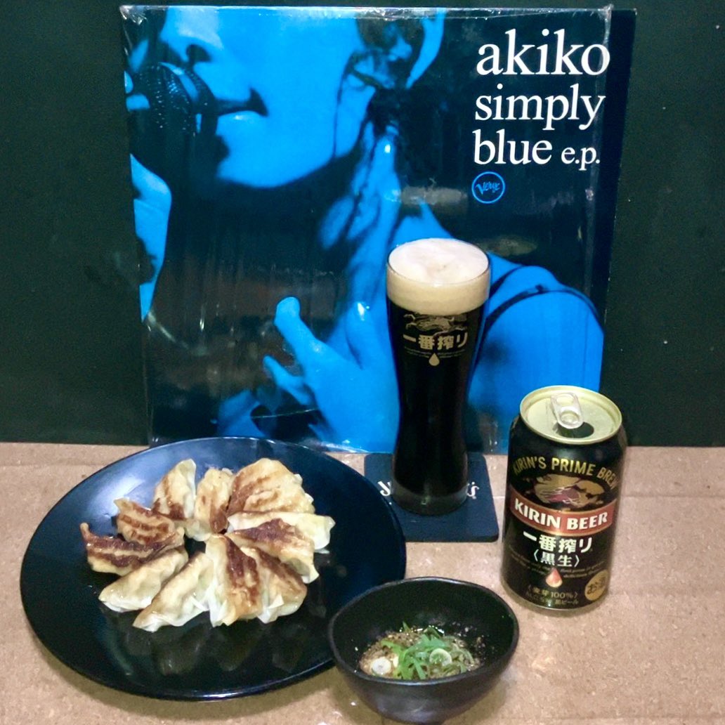 SKYLINE_E_ECR33's tweet photo. 今夜は軽く✨
餃子&黒で
皆さま
今日もお疲れ様ございました
🍺😊🥟
#一番搾り黒
#晩酌
#一風堂ひとくち餃子
#晩ごはん
#NowPlaying
#SimplyBlue
#akiko https://t.co/CzKMciNSB9