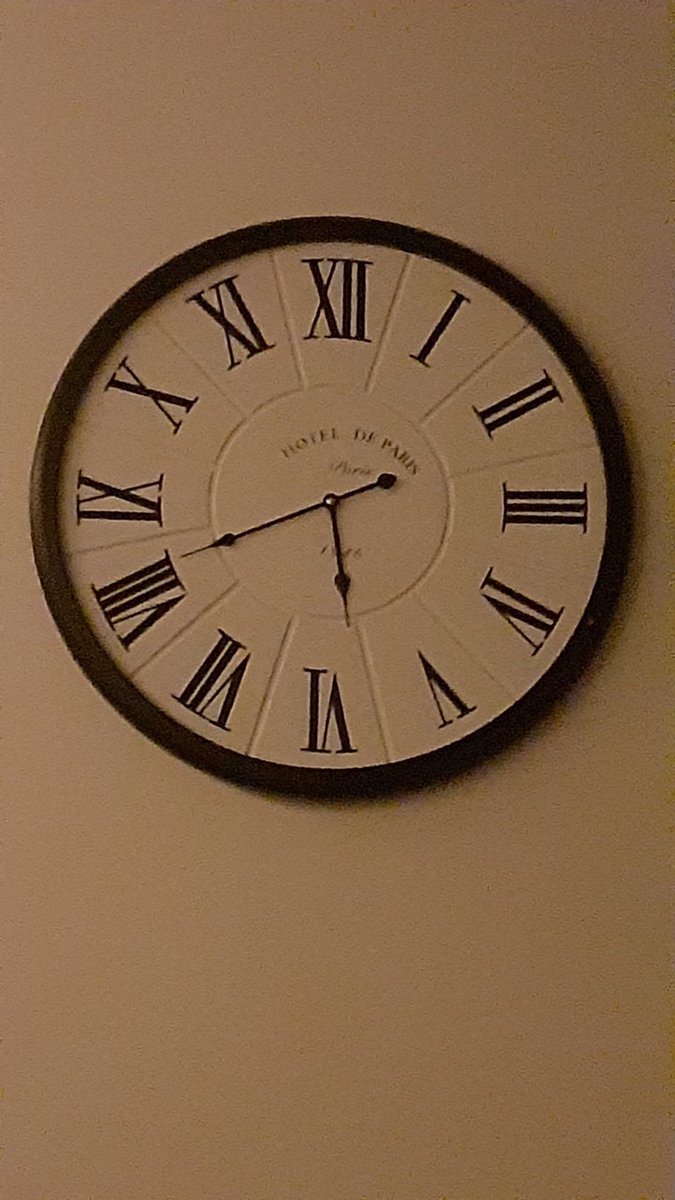 Rusila3Tuli's tweet photo. Mitä kello on teillä ystävät nyt? Löytyykö teiltä seinä kello myös? https://t.co/NSSetv9Gth