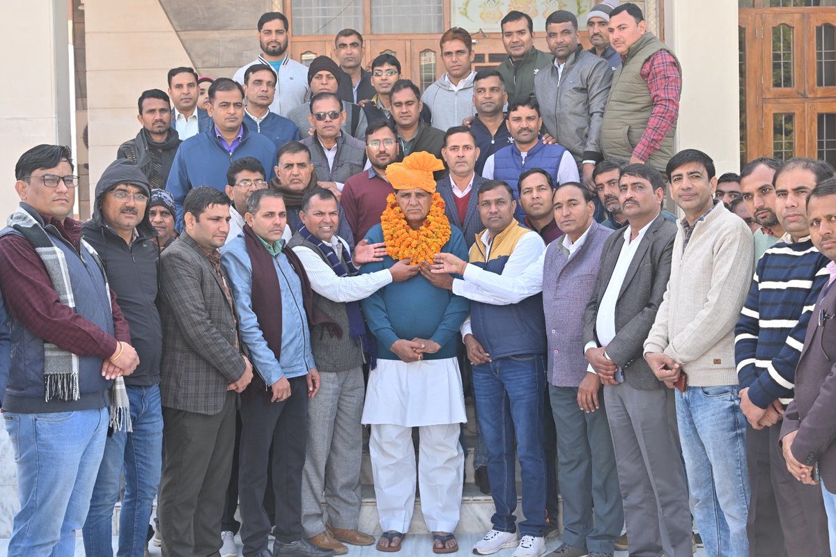 रेसला परिवार द्वारा मकर संक्रांति के पर्व पर चूरू विधायक श्री #हरलाल_जी_सहारण को साफ़ा व प्रतिक चिन्ह भेंट कर अभिनंदन किया गया । इस अवसर पर उपस्थित रहे सभी चूरू रेसला साथियों का बहुत-बहुत आभार व धन्यवाद ।
सभी रेसलियन साथियों को मकर संक्रांति की ढेर सारी शुभकामनाए
@harlalsaharan