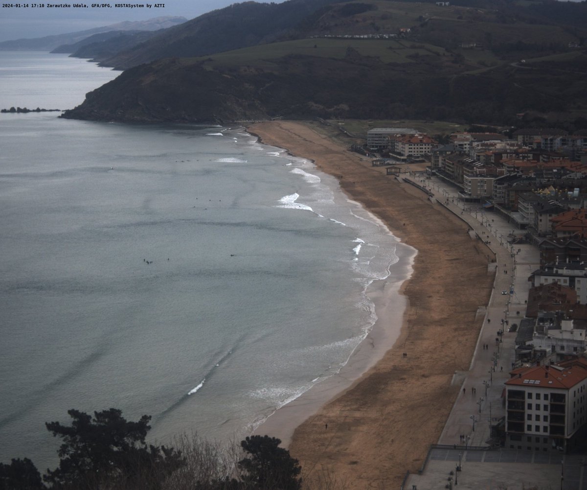 Pedrua's tweet photo. Corrientes de retorno (txurros) en Zarautz https://t.co/eRR6WcRTKT