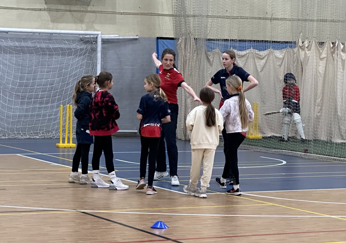 HuttonCCWomen's tweet photo. Kicked off winter training today with a cracking session delivered by @amyhills44, @cathamil1 and our growing band of young helpers. ๐๐
Skills and drills, nets and a fast paced game to finish.
Think the parents enjoyed that one too!
#TeamHutton https://t.co/KXEwbw185Y