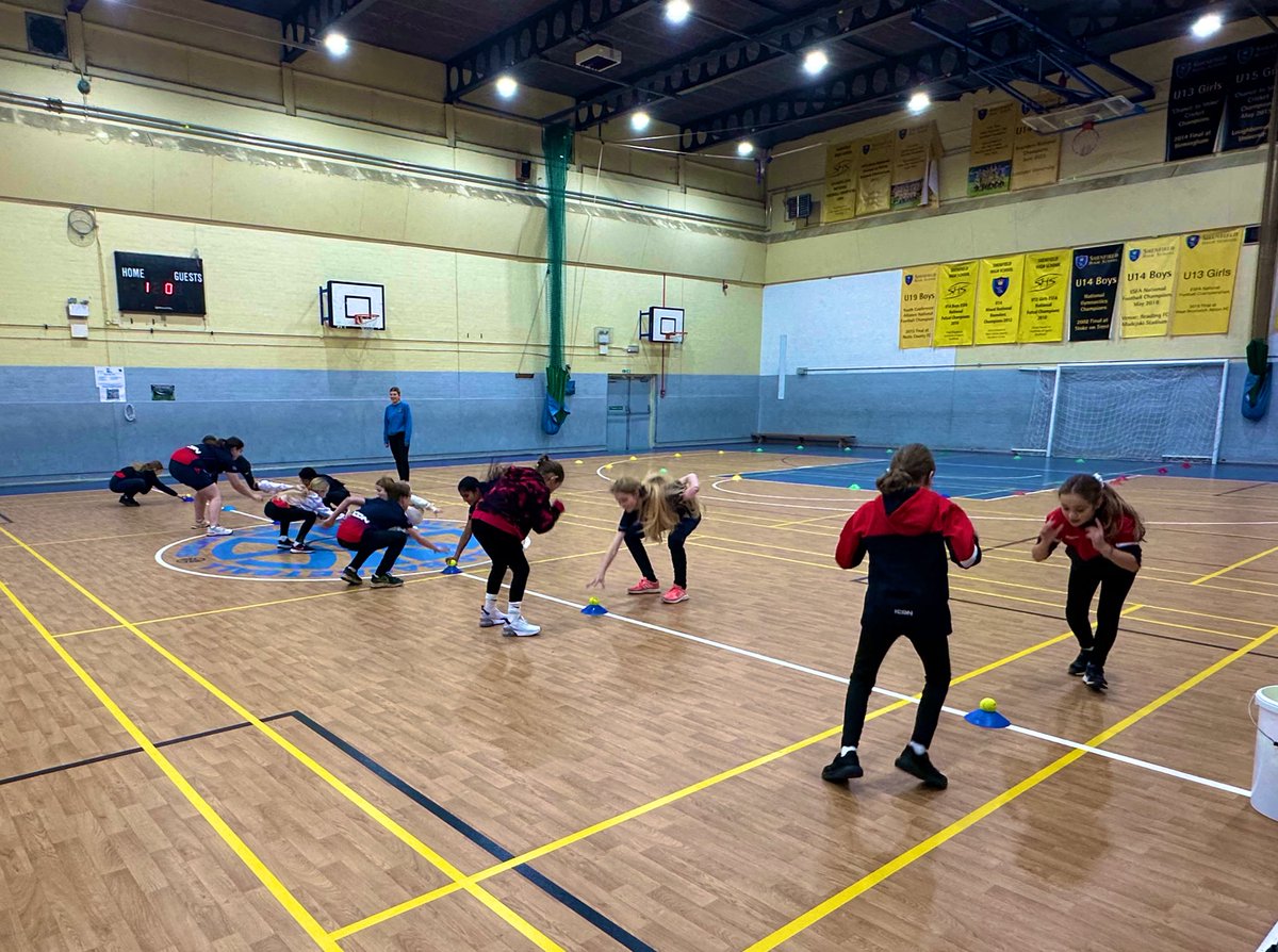 HuttonCCWomen's tweet photo. Kicked off winter training today with a cracking session delivered by @amyhills44, @cathamil1 and our growing band of young helpers. ๐๐
Skills and drills, nets and a fast paced game to finish.
Think the parents enjoyed that one too!
#TeamHutton https://t.co/KXEwbw185Y