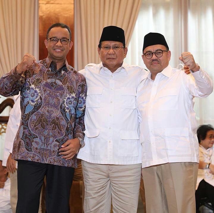 AdamW4hid's tweet photo. @Fahrihamzah Saya memaknai foto ini bukan lucu tapi dalam maknanya.

Yg ditengah jk tdk ditopang oleh ada yg disebelah kiri &amp; kanan maka akan tumbang.

@Fahrihamzah di foto ini tdk ada, artinya peran anda saat itu sm sekali tdk ada. Skrg malah teriak2.

Yg setuju pendapat saya like and rtwt. https://t.co/aPhzoeLtQK