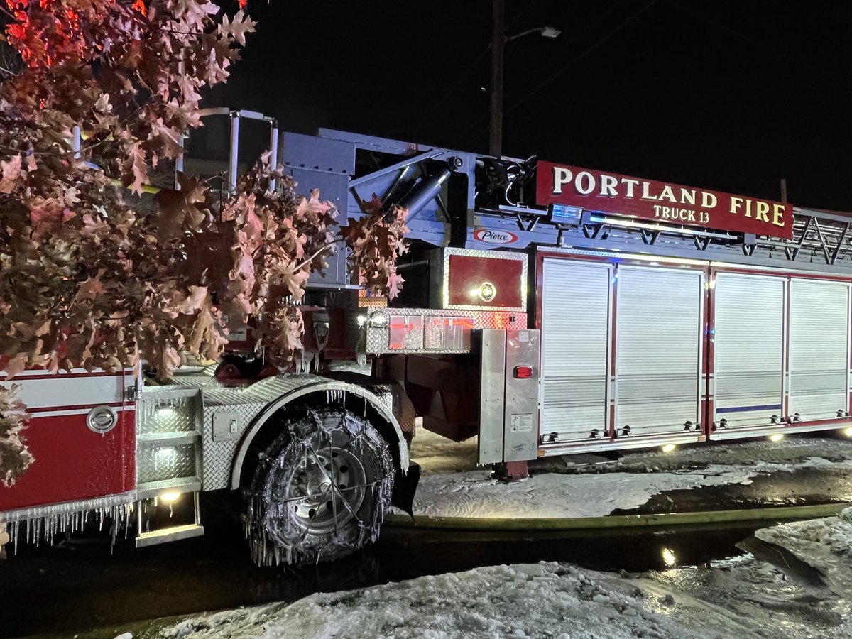 DebraGil's tweet image. Look at the ice build up on this ⁦@PDXFire⁩ rig! Still frigid temperatures and this neighborhood has been without power since Saturday afternoon. #Fox12Oregon #FirstAlertWeather