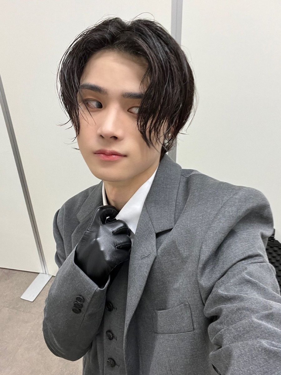 MMsvertion's tweet photo. มาในลุคบอดี้การ์ดซะงั้น

📸 by @SINCH4T0N at #AfterExamParty_ISAH https://t.co/0RHsXfvYp2
