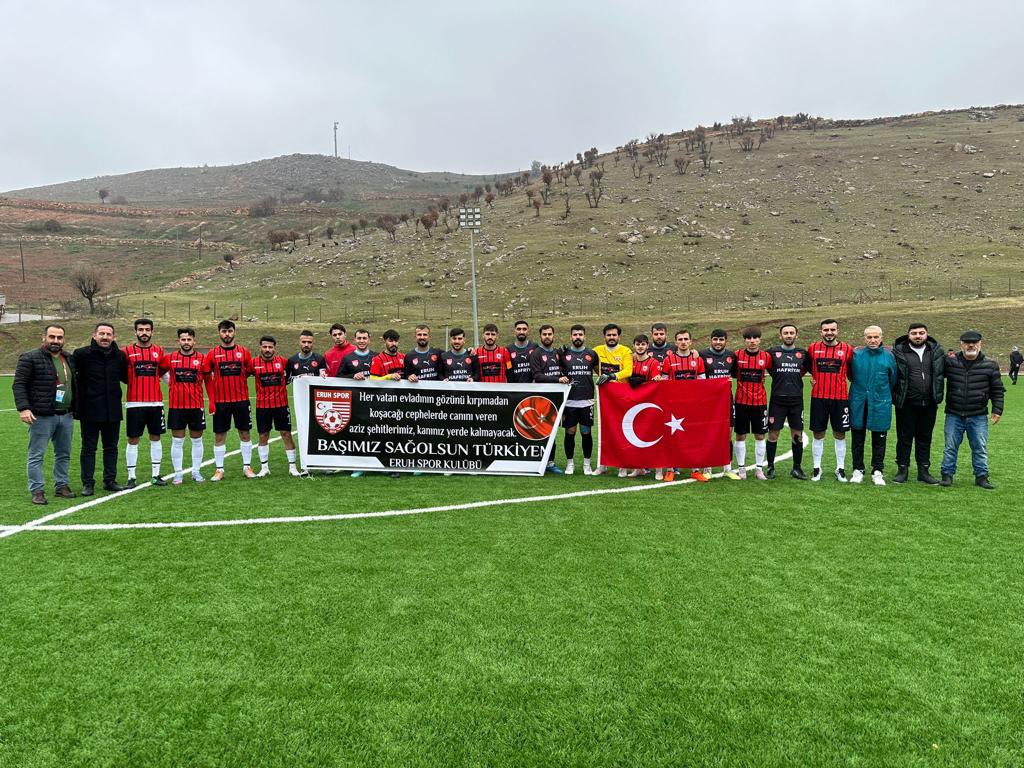 Başımız sağ olsun Türkiyem 🇹🇷

Pençe/Kilit operasyonlarında şehit düşen kahramanlarımızı Unutmadık! Unutmayacağız!🇹🇷

Siirt 1. Amatör Futbol Ligi'nde mücadele eden temsilcimiz Eruh Spor maç öncesi siyah formayla sahaya çıkarak teröre lanet pankartı açtı.

#TeröreLanetOlsun