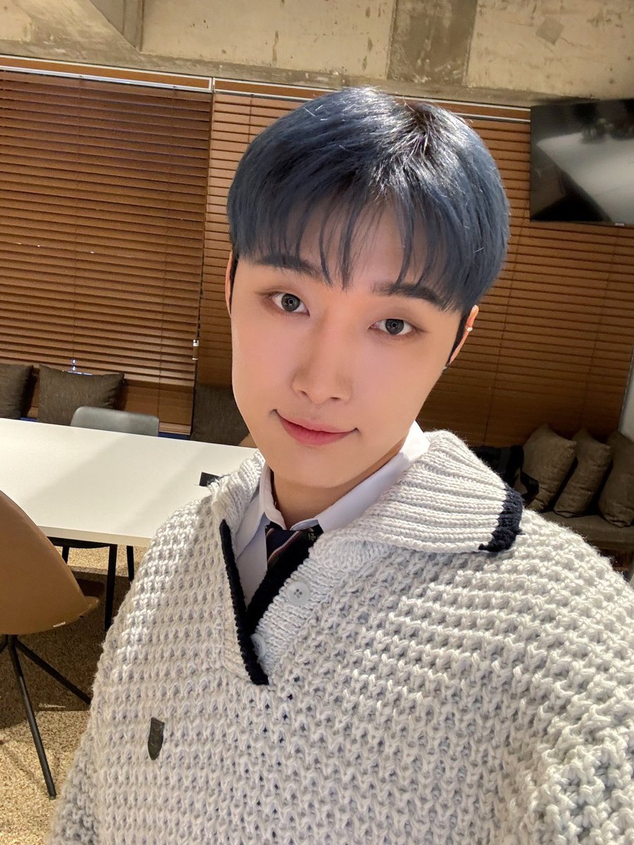 OmegaX_members's tweet photo. [#OX]

'IYKYK' 마지막 팬싸! 
고마웠어🫶

#OMEGA_X #오메가엑스
#재한 #JAEHAN https://t.co/GkkT0QhIl5