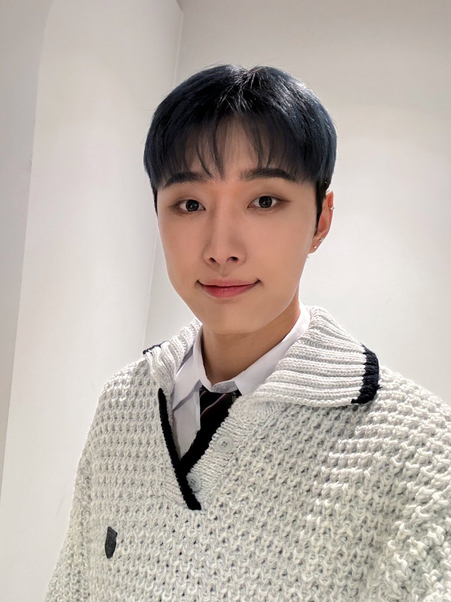 OmegaX_members's tweet photo. [#OX]

'IYKYK' 마지막 팬싸! 
고마웠어🫶

#OMEGA_X #오메가엑스
#재한 #JAEHAN https://t.co/GkkT0QhIl5