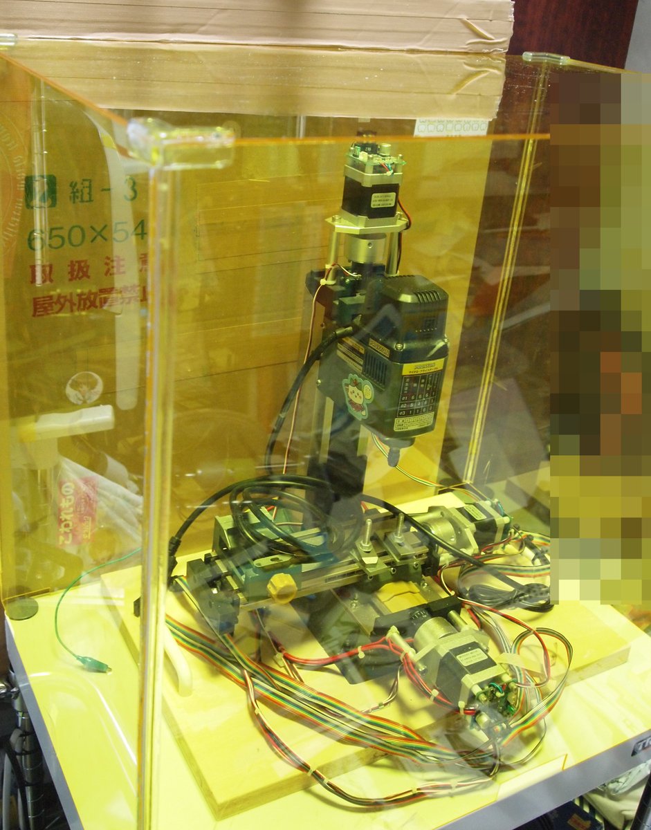 kurukuru_kaini's tweet photo. #プロクソン の #マイクロフライス #MF70 の #CNC 改造の #アクリルカバー が完成。
これで、フライス加工で金属くずが飛び散っても、安全。金属の削りかすって、刃物みたいなモノなので、目に入ったりしたら、マジで危ない。カバーは、やや剛性が足りないので、3mm厚のアクリルの方が良かったかな。 https://t.co/5n7WhlHH23
