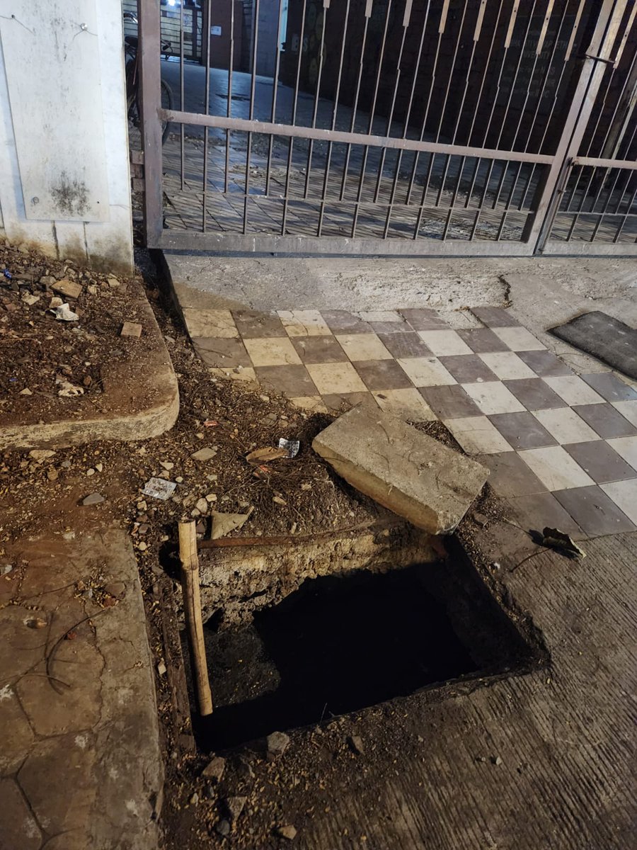 HONAFE_APEX's tweet photo. Right in front of Sun Plaza gate. Very dangerous.@mybmcWardT 
Please address on priority https://t.co/2HiK15BElk