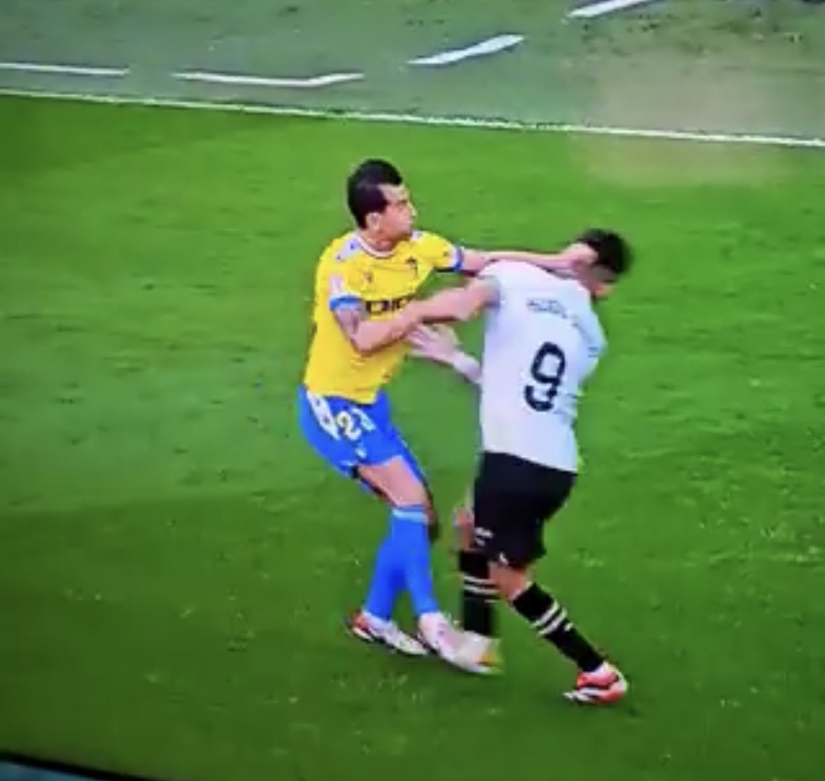 alexsilvestreSZ's tweet photo. Esto ha sido amarilla… El nivel del arbitraje en España. Sin palabras https://t.co/xRo8O2mpcF