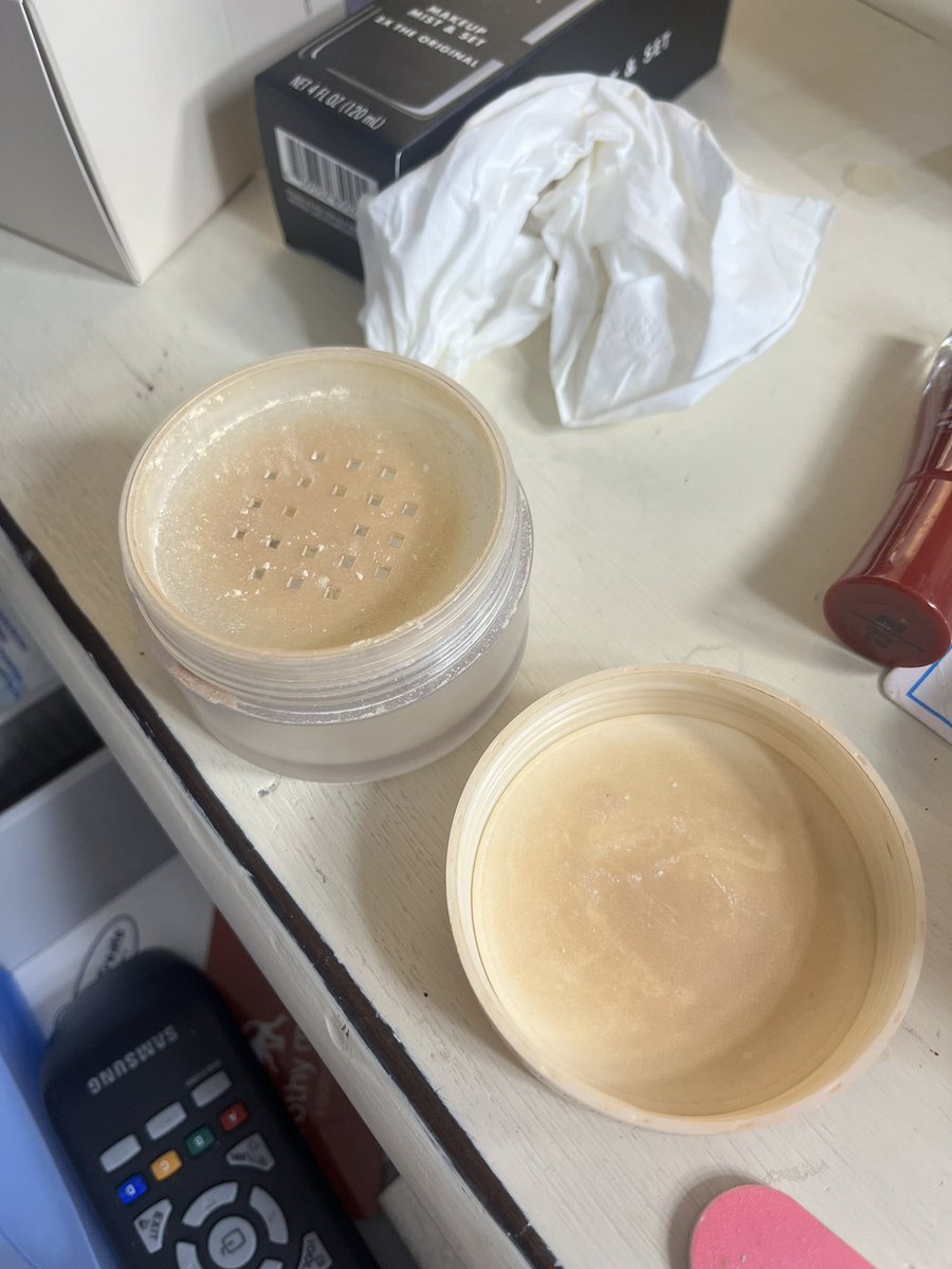_summerxx's tweet photo. Opened my new Laura Mercier translucent powder from @ultabeauty only to find this empty ass, dusty ass product in there. 🤮 https://t.co/lvMrbsU7ti