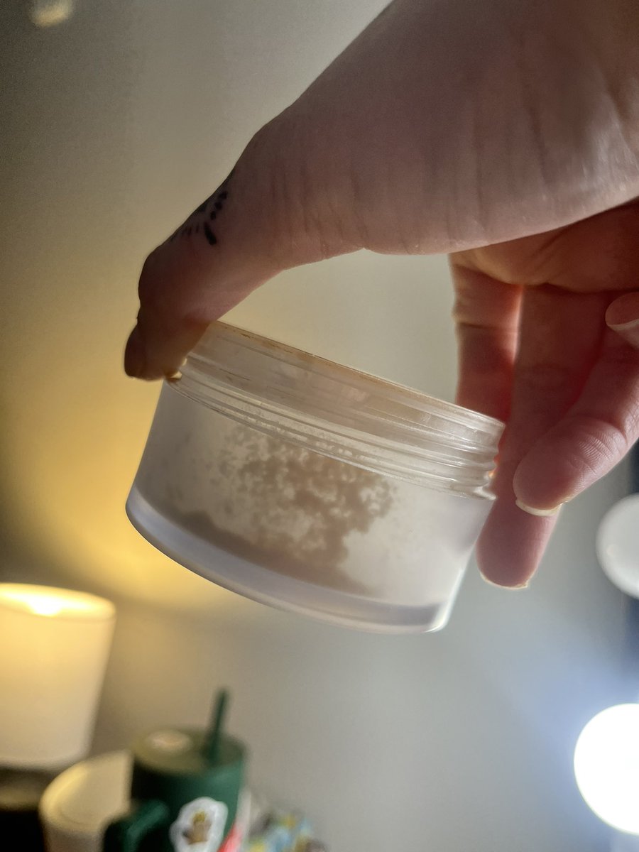_summerxx's tweet photo. Opened my new Laura Mercier translucent powder from @ultabeauty only to find this empty ass, dusty ass product in there. 🤮 https://t.co/lvMrbsU7ti