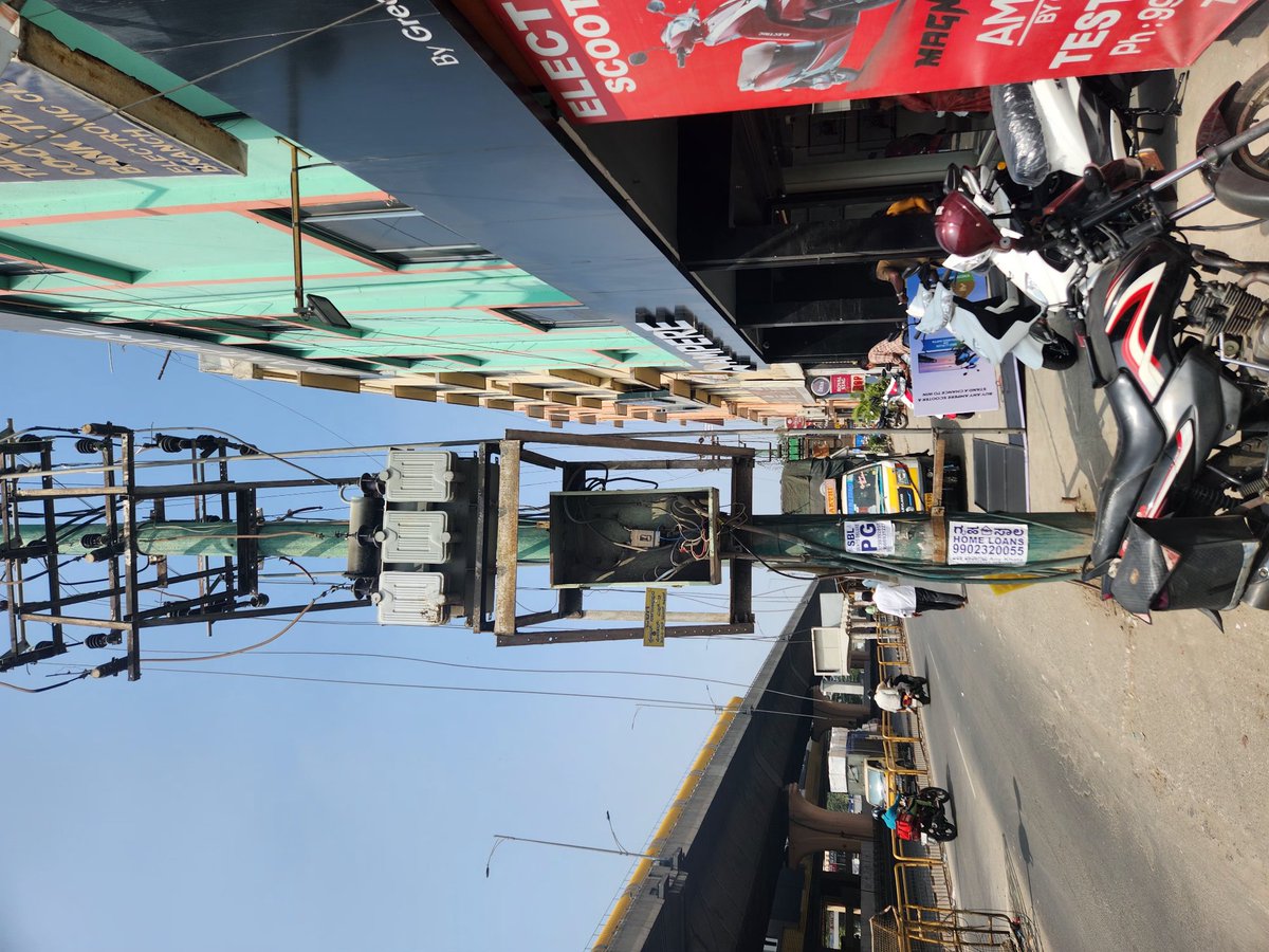 pessimisticpupp's tweet photo. @BBMPCOMM @BBMPSWMSplComm @BBMPAdmn @blrcitytraffic @BlrCityPolice @NammaBESCOM
@mdbescom This is the scene at kudlu gate junction.. disaster waiting to happen!! Who is going to take responsibility of these openly hanging wires? Do we need an accident to fix this? https://t.co/OGSxtgYLV7