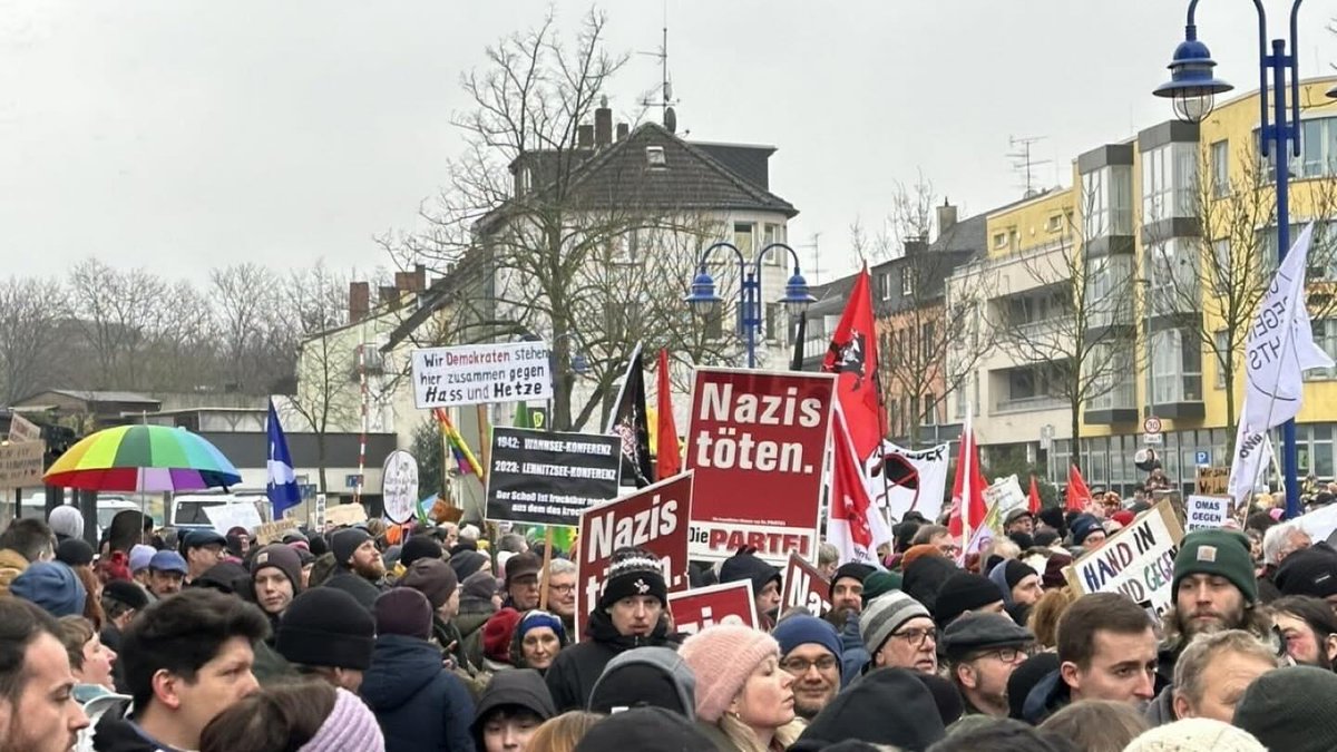 Vielleicht sollte man mal lieber ein Verbotsverfahren unteranderem gegen Die Partei prüfen anstatt gegen die AfD.

Kann mich nicht erinnern das die AfD jemals zu Mord und Totschlag aufgerufen hat.

Man stelle sich mal ein AfD Plakat vor „Ökofaschisten Töten“...

#b1401 #AfD