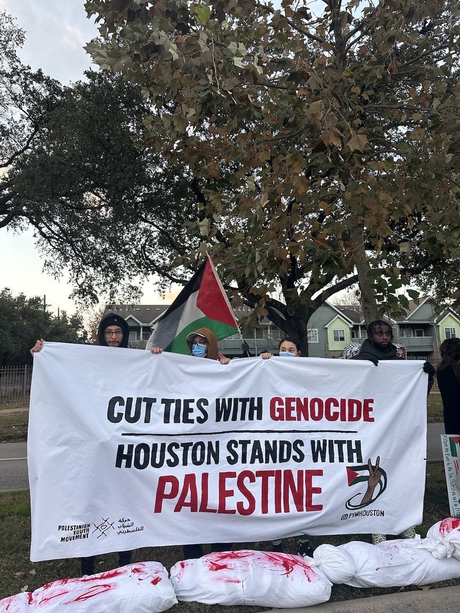 BDSmovement's tweet photo. Protests at the Chevron Houston Marathon follow a letter led by @sunrisemvmt Houston urging  @HoustonMarathon committee to end its sponsorship with Chevron. They are joined by activists in @demsocialists @jvplive &amp; @palyouthmvmt. 

Sign on to the letter: https://t.co/i79SxwH5Qx https://t.co/sHtiZfE0EC