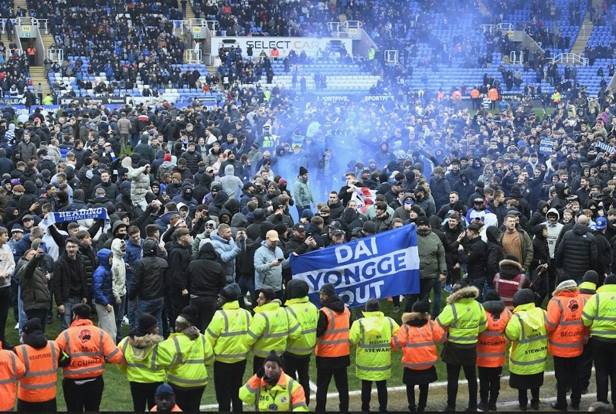 ImShaodi's tweet photo. Current state of Reading FC, a League One club:

🍲 Catering withdrawn, players on microwaved meals
🏦 Sponsors pay staff salaries to avoid crisis
🛌 No more overnight stays for any players
❄ Staff to wear coats while working to battle the cold
📜 Fined &amp; penalised by EFL https://t.co/aygJFIEymO