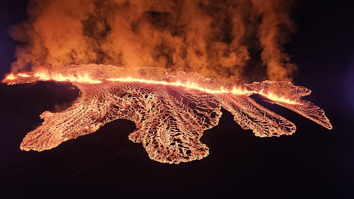 An eruption has started near Hagafell-Grindavík at 7:57 UTC. Then a new eruptive fissure opened at 12:10, just north of the town. Lava flows extruded from this fissure have now entered the town. en.vedur.is/about-imo/news…