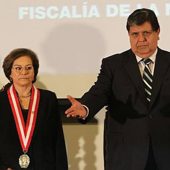 ALFONSO57820023's tweet photo. El gran ladrón y asesino con su Fiscal de la Nación, ellos ponen a su Fiscal de la Nación para la impunidad de sus DELITOS de Lesa Humanidad https://t.co/YDDdvbRhLJ