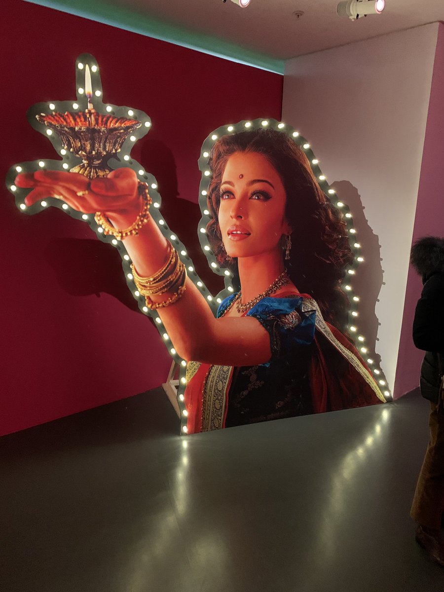 MichaelMrtl's tweet photo. Au @quaibranly Un magnifique rétrospective du cinéma indienne: Bollywood superstars #Cinema #musee #Bollywood https://t.co/VADRLmRG0X