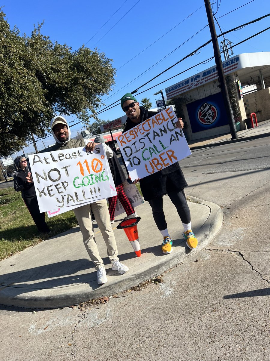 These signs are generating all kinds of smiles!! Way to go, @HoustonMarathon runners!! #RunHOU #HOUHalf @LB_ellerbee42 @Barrington_14