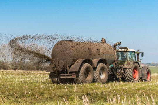 Christo2842350's tweet photo. Die Hardware der Bauern bei den #Bauernptoteste werden
robuster ☝👍✌‼️
#bauerpower 🚜❤ https://t.co/0PLfRz6wRt