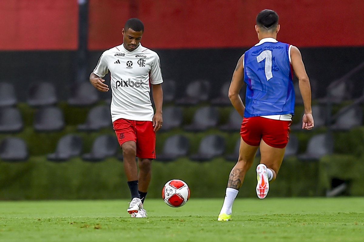 Flamengo's tweet photo. Domingo de atividades por aqui! 🔴⚫️

#VamosFlamengo #CRF 

📸: Marcelo Cortes /CRF https://t.co/4d9uoUj7KD
