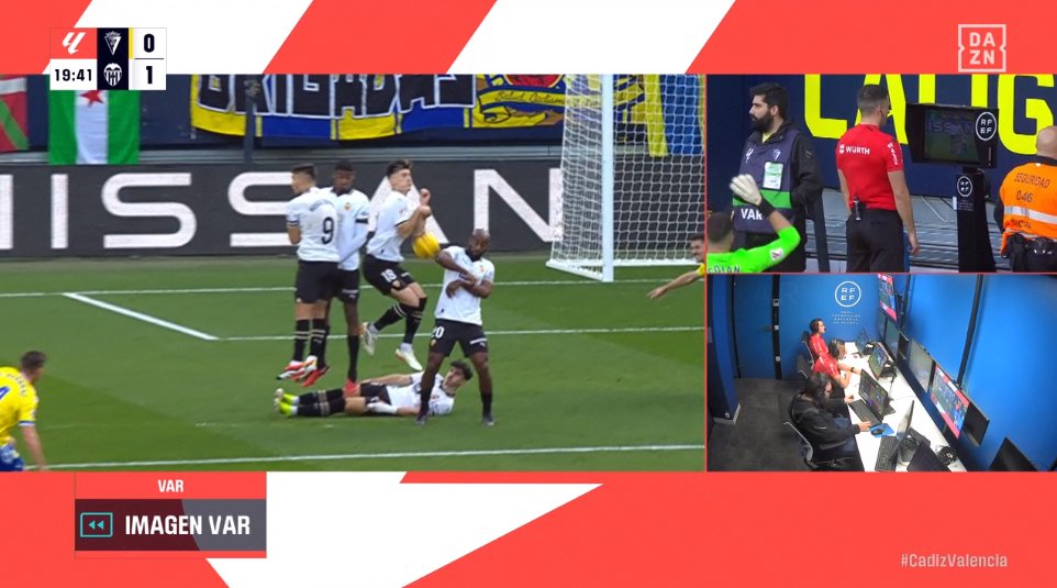 📺💥 El controvertido penalti del Cádiz - Valencia.

👉🏻 Pepelu, con los brazos pegados, toca el balón con el codo y, tras ello, impacta en el brazo de Foulquier.

❌ NO ES UNA ACCIÓN DE VAR.

▪️ La jugada tardó 3:20' en revisarse, lo cual evidencia que no es un error manifiesto.