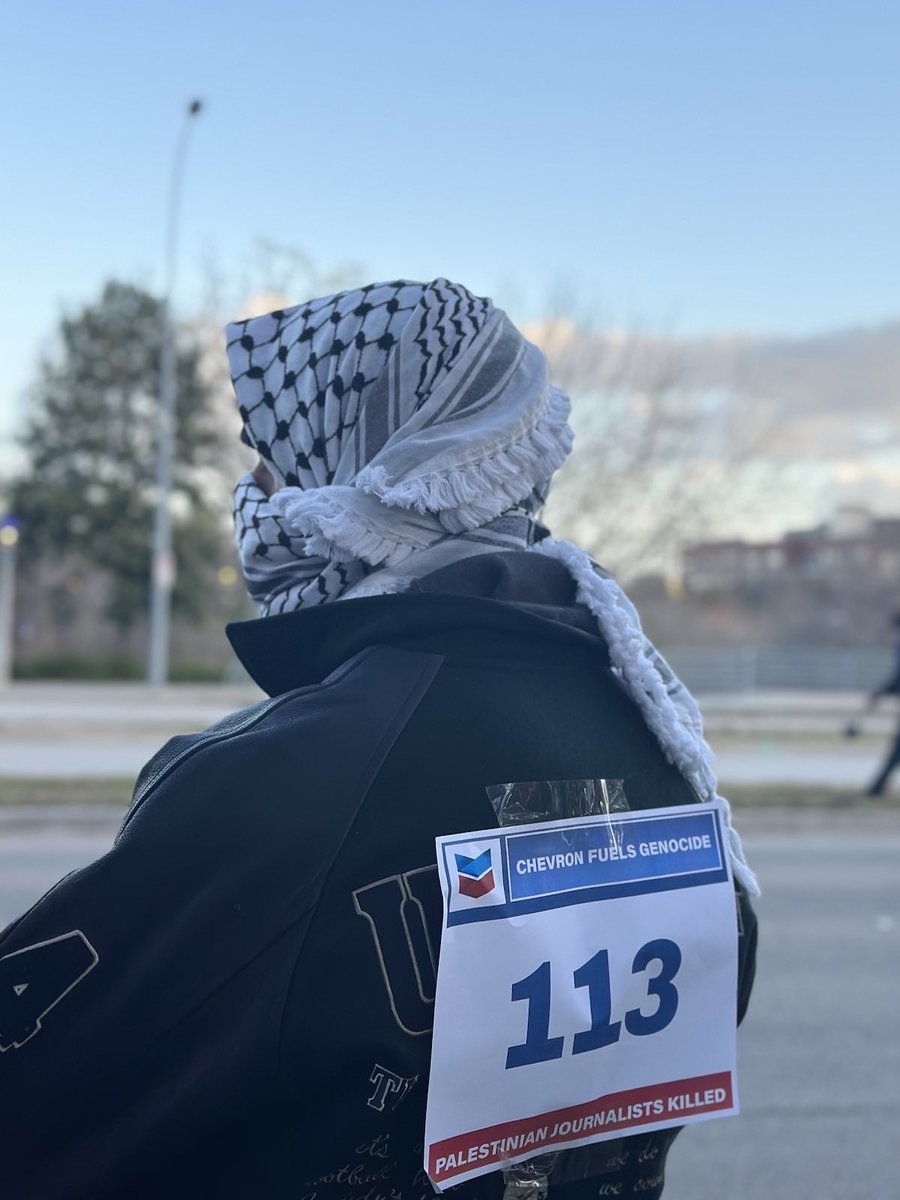 BDSmovement's tweet photo. Protests at the Chevron Houston Marathon follow a letter led by @sunrisemvmt Houston urging  @HoustonMarathon committee to end its sponsorship with Chevron. They are joined by activists in @demsocialists @jvplive &amp; @palyouthmvmt. 

Sign on to the letter: https://t.co/i79SxwH5Qx https://t.co/sHtiZfE0EC