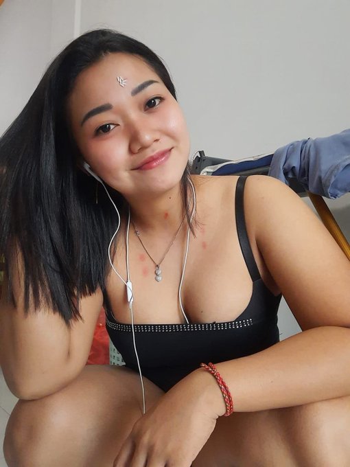 pengen di manjain di kasur beb sini dong rewett likee ya 🥰vcs yuk beb