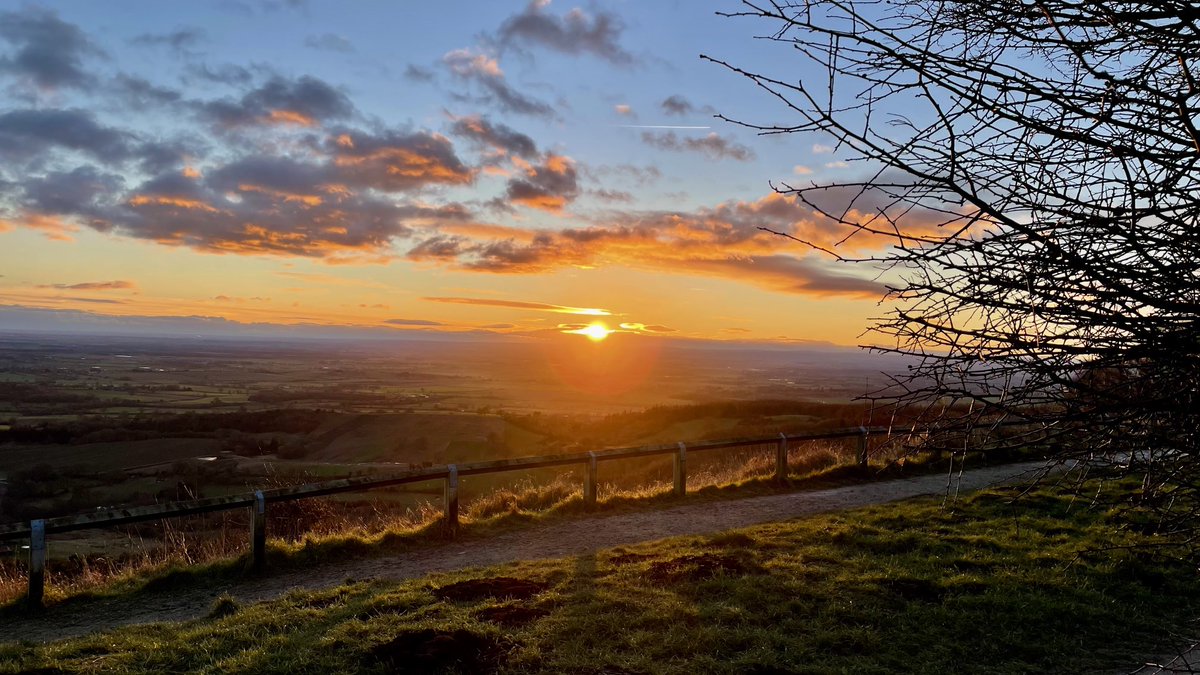 A beautiful sunset taken from #SuttonBank on a bitterly cold #Sunday evening 🥶