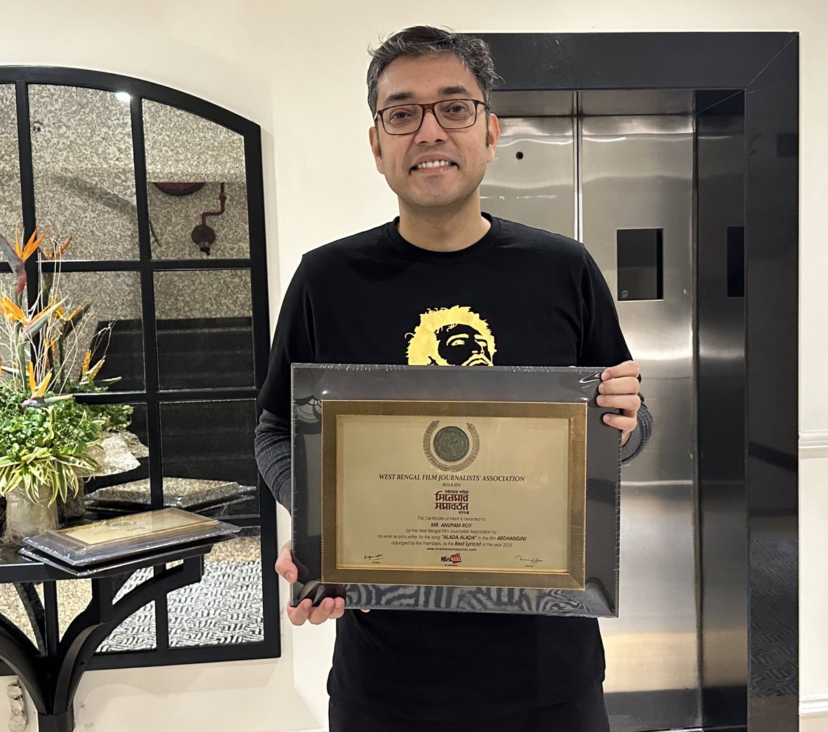 aroyfloyd's tweet photo. A big thanks to #WBFJA awards
1. Best lyrics for Alada Alada (Ardhangini by @kgunedited , @SurinderFilms )
2. Best male playback for Aami Shei Manushta Aar Nei (Dawshom Awbotaar by @srijitspeaketh , @SVFsocial )
PS : @imannmusic won the best female playback for #AladaAlada https://t.co/aiiIhrGyQo