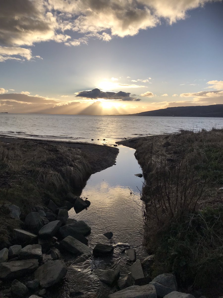 TheLastGoodGirl's tweet photo. Winter light @Clydemuirshiel #lunderstonbay #gourock #scotland https://t.co/j6VCrNPmht