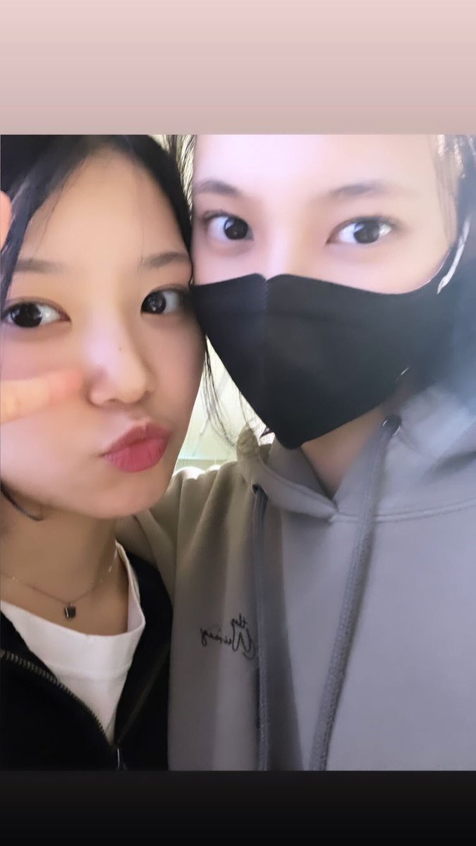 picsmoka's tweet photo. MOKA with yunah twitter update. happy birthday yunah 💙

https://t.co/xL9Cm0Y29N