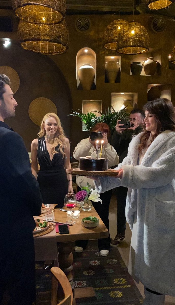 CajiaoPaula's tweet photo. Bugün setten
çok güzeliz,maşallah 
#AlpNavruz #SinemÜnsal 
#NilperiŞahinkaya
#SendenÖnce https://t.co/tw3Tv5hQBs