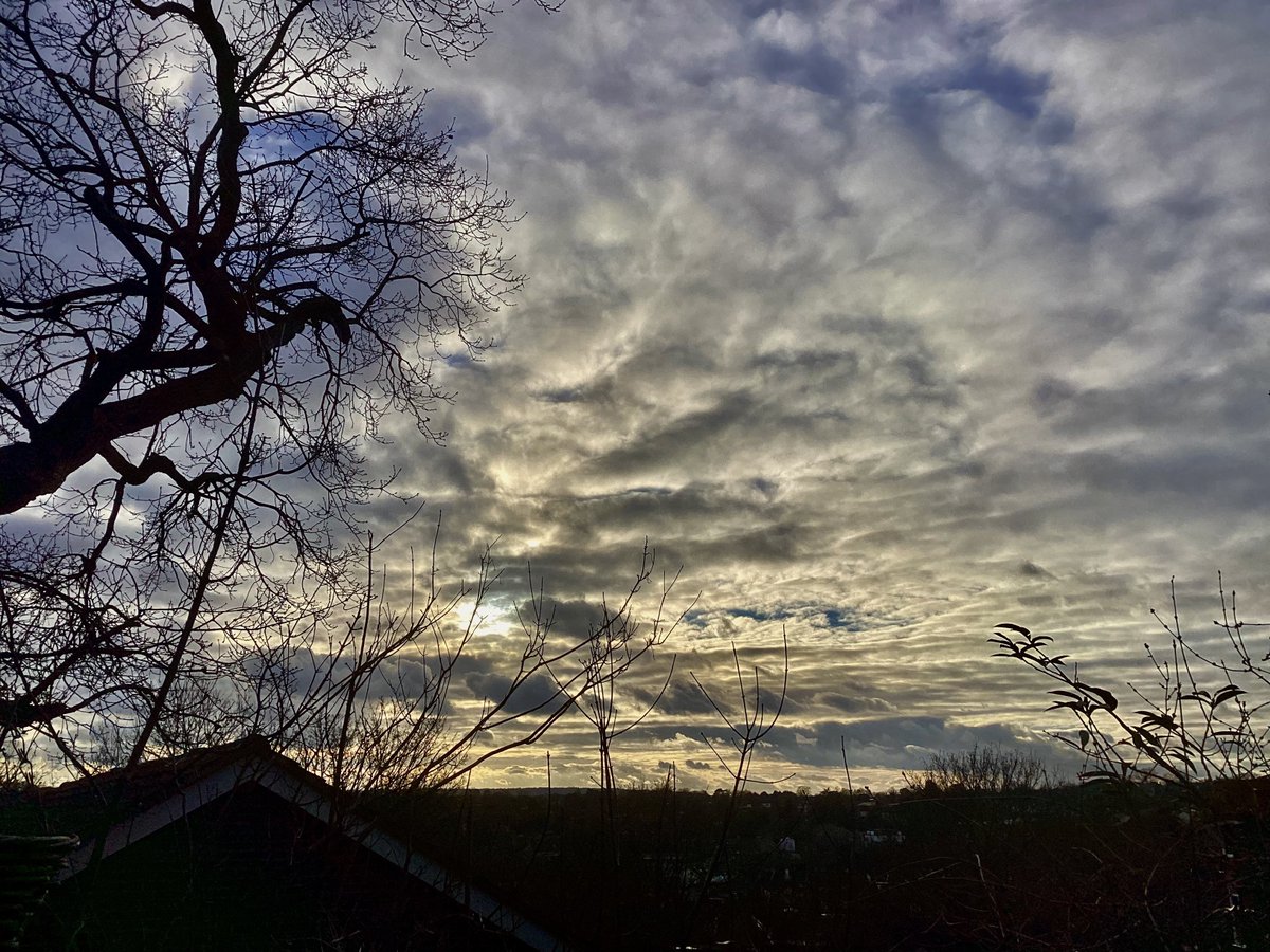 skylark22BHC1's tweet photo. On the verge of sunset. View across the Ravensbourne Valley from the downstairs balcony … possibly the last one as new owners due on Monday. But I still have my upstairs view! #bromley #theviewfrommywindow @RVResidents @bbcweather @itvweather @SallyWeather @ChrisPage90 https://t.co/JFIouIPQSh