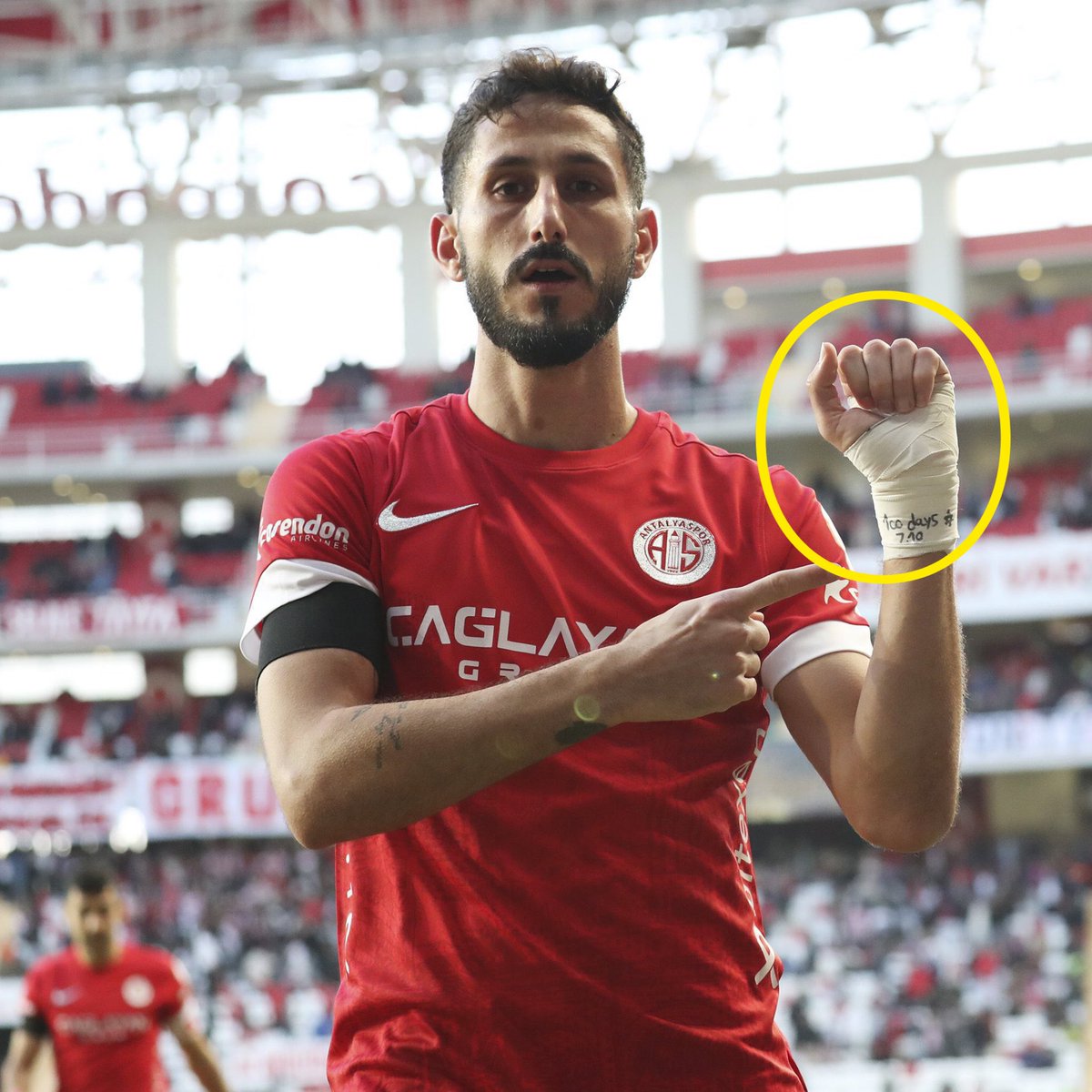 ErdemOzveren571's tweet photo. 💢 Antalyaspor'un İsrailli oyuncusu Sagiv Jehezkel, çıktığı maçta bileğindeki "7 Ekim'in 100. günü" yazısı 
ve Siyon yıldızını kameralara göstererek işgalci İsrail'in
propagandasını yaptı.

🇵🇸 Filistin Bayrağını Stadyumlara Sokmamak için Her Türlü Önlemi
Alan TFF Bakalım Ne Ceza Verecek ?
Yada Verebilecek mi ?