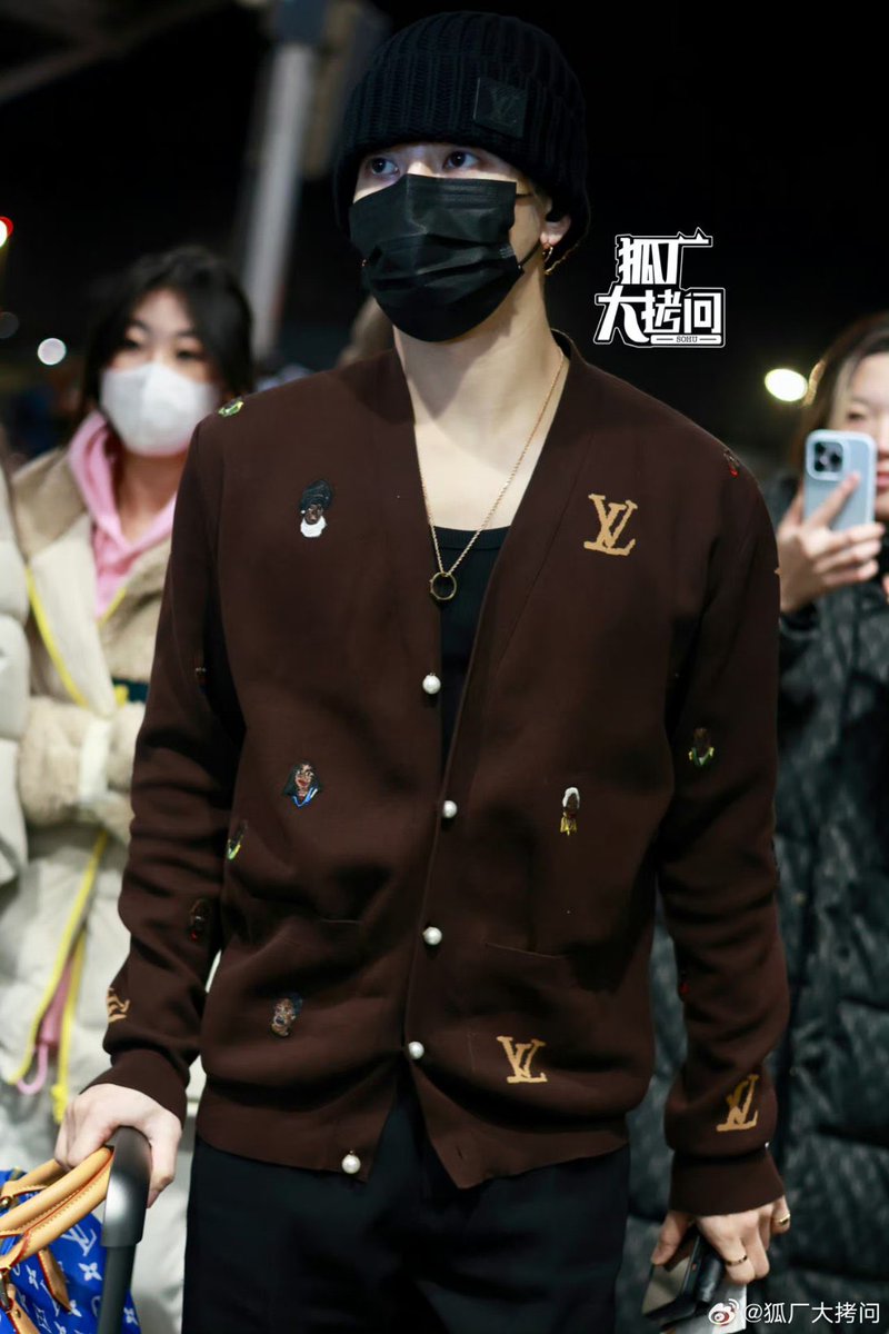 Jackson will attend the upcoming Louis Vuitton show for Paris Fashion Week, he is on his way to Paris. 👀