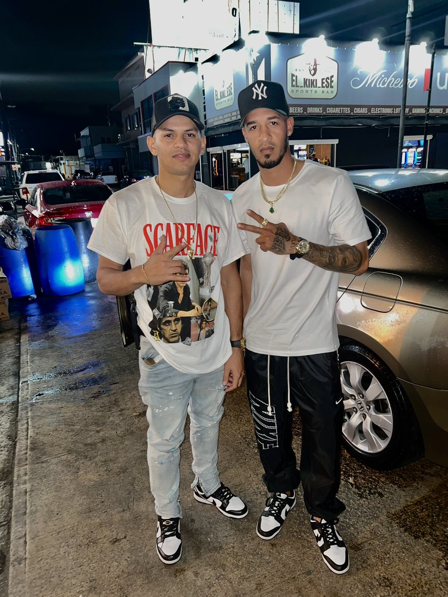 Rollie2727's tweet photo. @kambi_15 primero nuestros padres y ahora nosotros 🤞🏽 Familia 🖤 https://t.co/4rs6l2yIVb