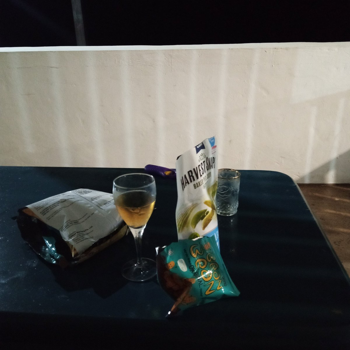 kefuwa's tweet photo. Whiskey, crisps and the sound of the sea after midnight. #dailygratitude https://t.co/S1PKxJH5mT