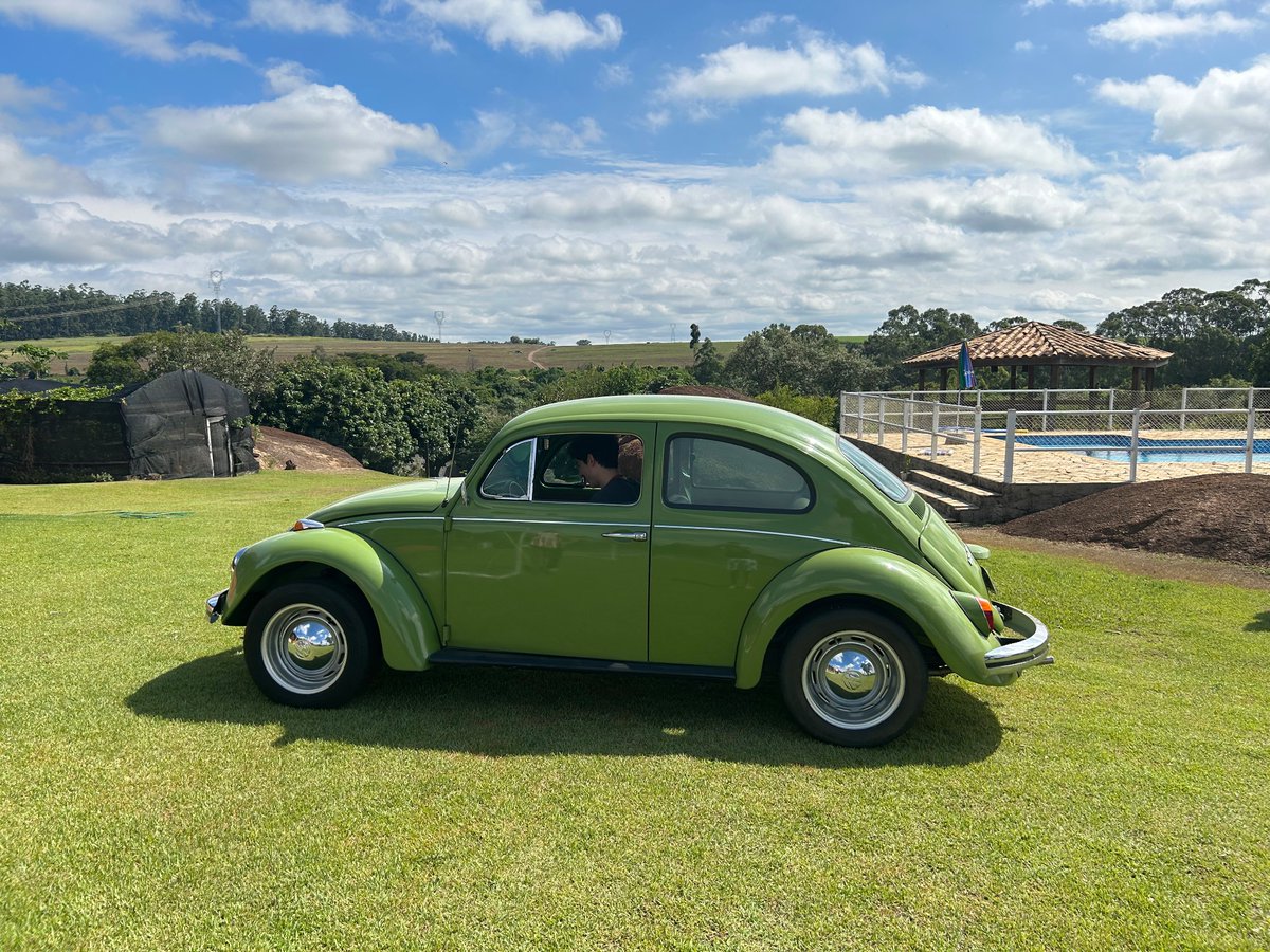 Lucassfmg's tweet photo. Um momento único: dirigir um belo fusca https://t.co/PxL6no2E4i