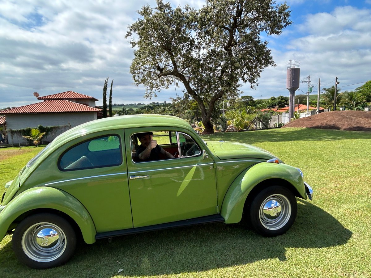 Lucassfmg's tweet photo. Um momento único: dirigir um belo fusca https://t.co/PxL6no2E4i