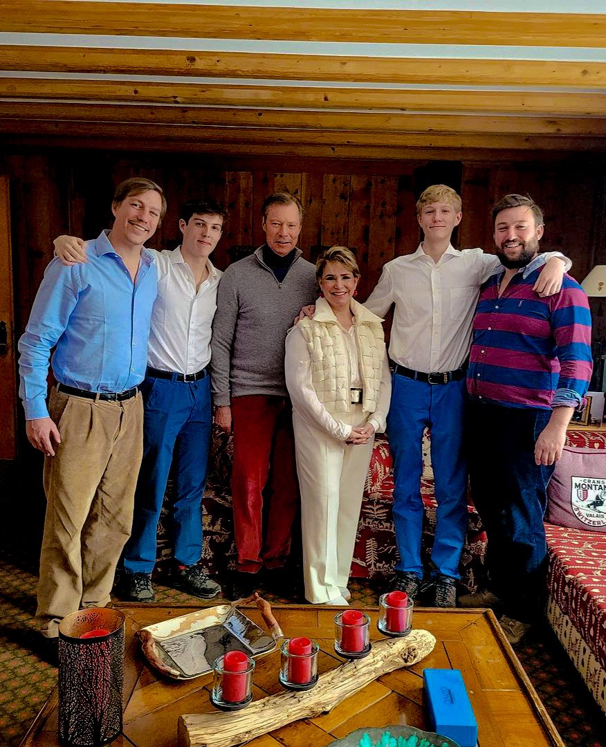 royalchildren_'s tweet photo. #GrandDuchessMariaTeresa of Luxembourg shared those pictures on her Instagram page of herself with her husband, #GrandDukeHenri their sons, #PrinceLouis and #PrinceSebastien and their grandsons, #PrinceGabriel and #PrinceNoah to celebrate Christmas 🎄 -December 25th 2023. https://t.co/nI06ApyfGI