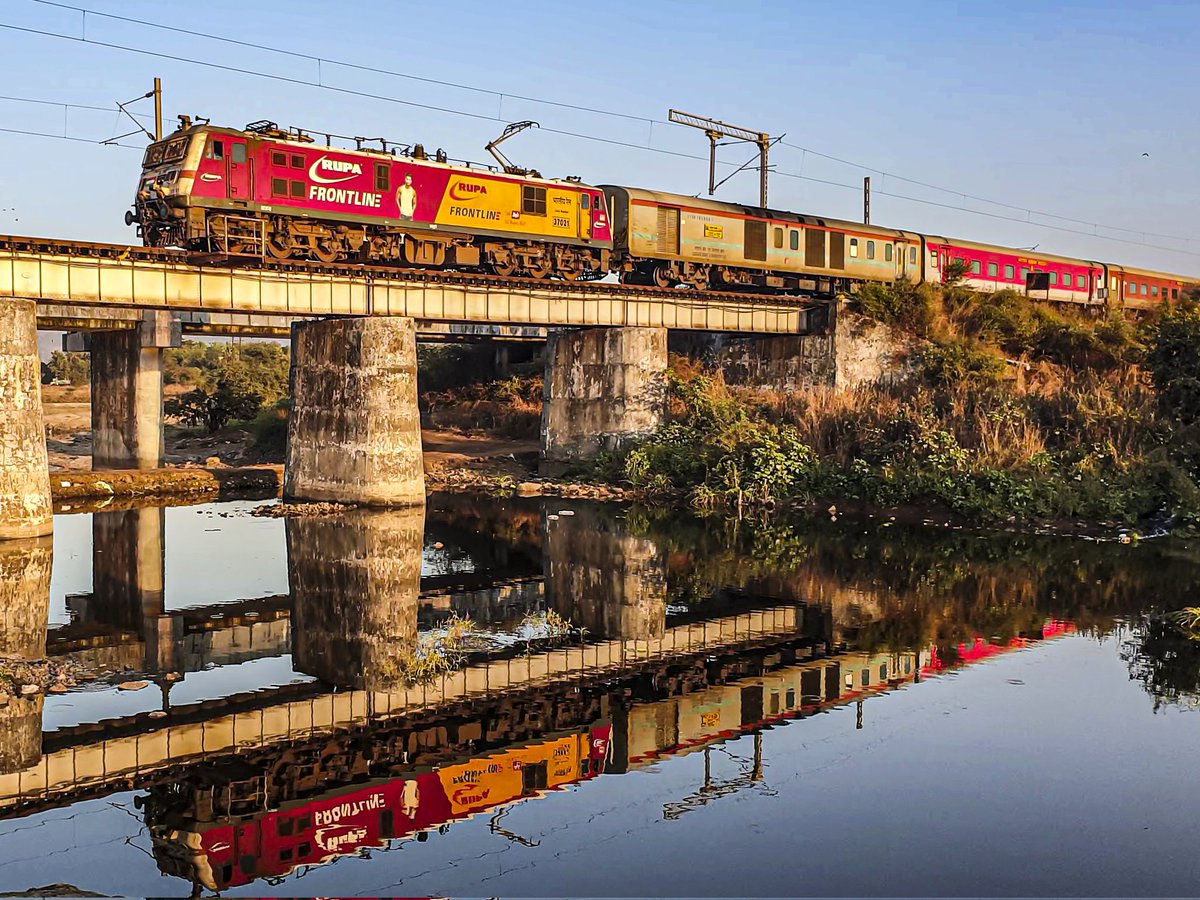 #22413 Madgaon to Nizamuddin #RajdhaniExpress powered by Ajni's #WAP7 class locomotive approaching #Panvel. 14th January 2023 #IndianRailways #Reflections