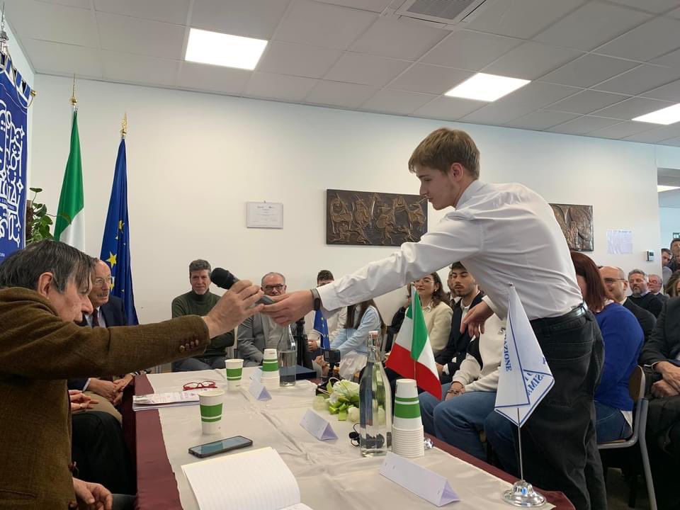 gilpetrucci's tweet photo. Con il Premio Nobel Giorgio Parisi nella sede dell’Itc Guglielmo Marconi, a Penne. Un incontro straordinario e storico con gli studenti pennesi. #gilbertosindaco https://t.co/PiBzfstRUS